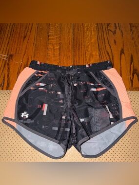 🆕 NEW Under Armour Women’s Black Athletic Shorts with Peach Accents - XS
